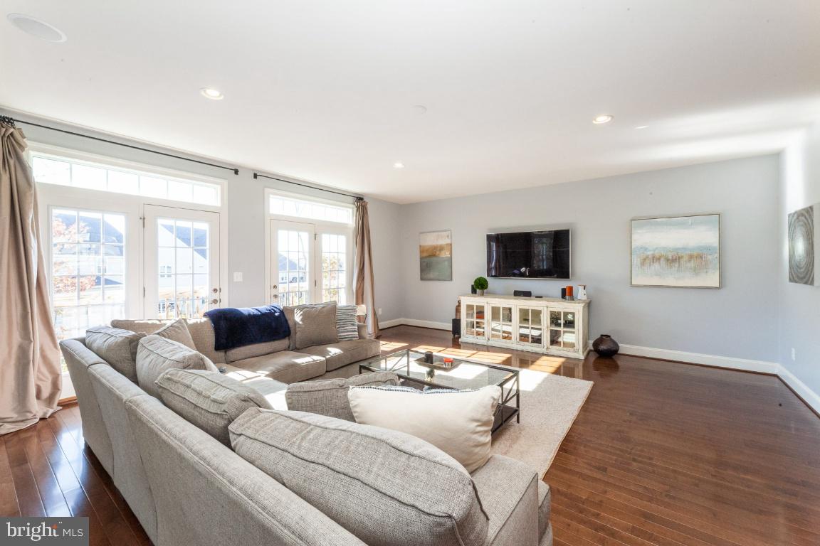 VIRGINIA MANOR - Residential