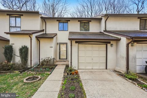 Photo of 2315 Glade Bank Way, RESTON, VA 20191 (MLS # VAFX2294446)