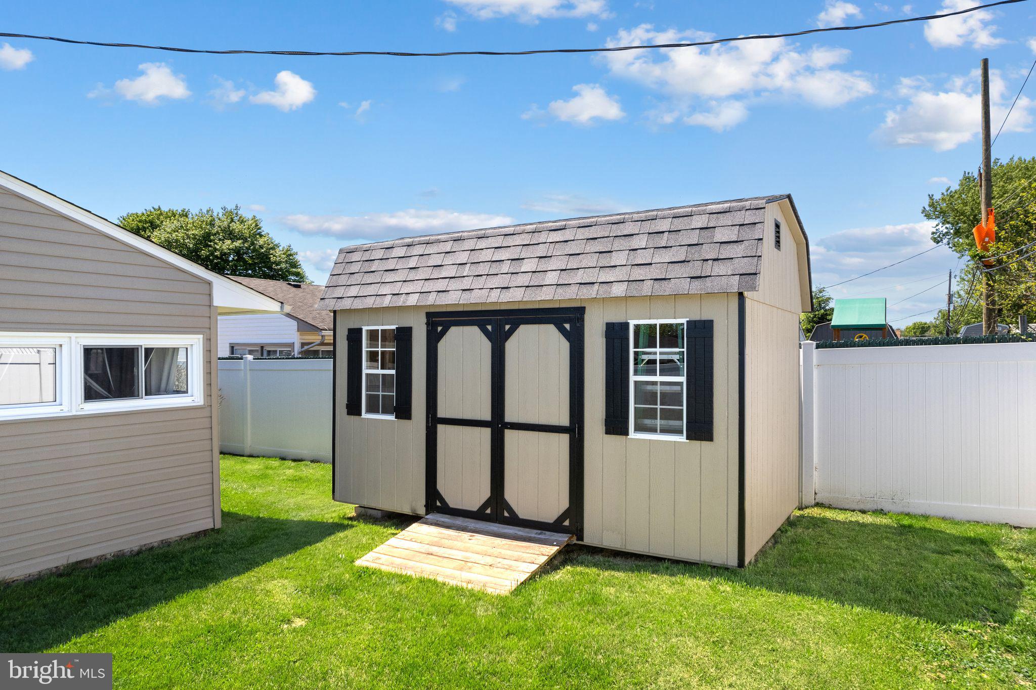 LEVITTOWN - Residential