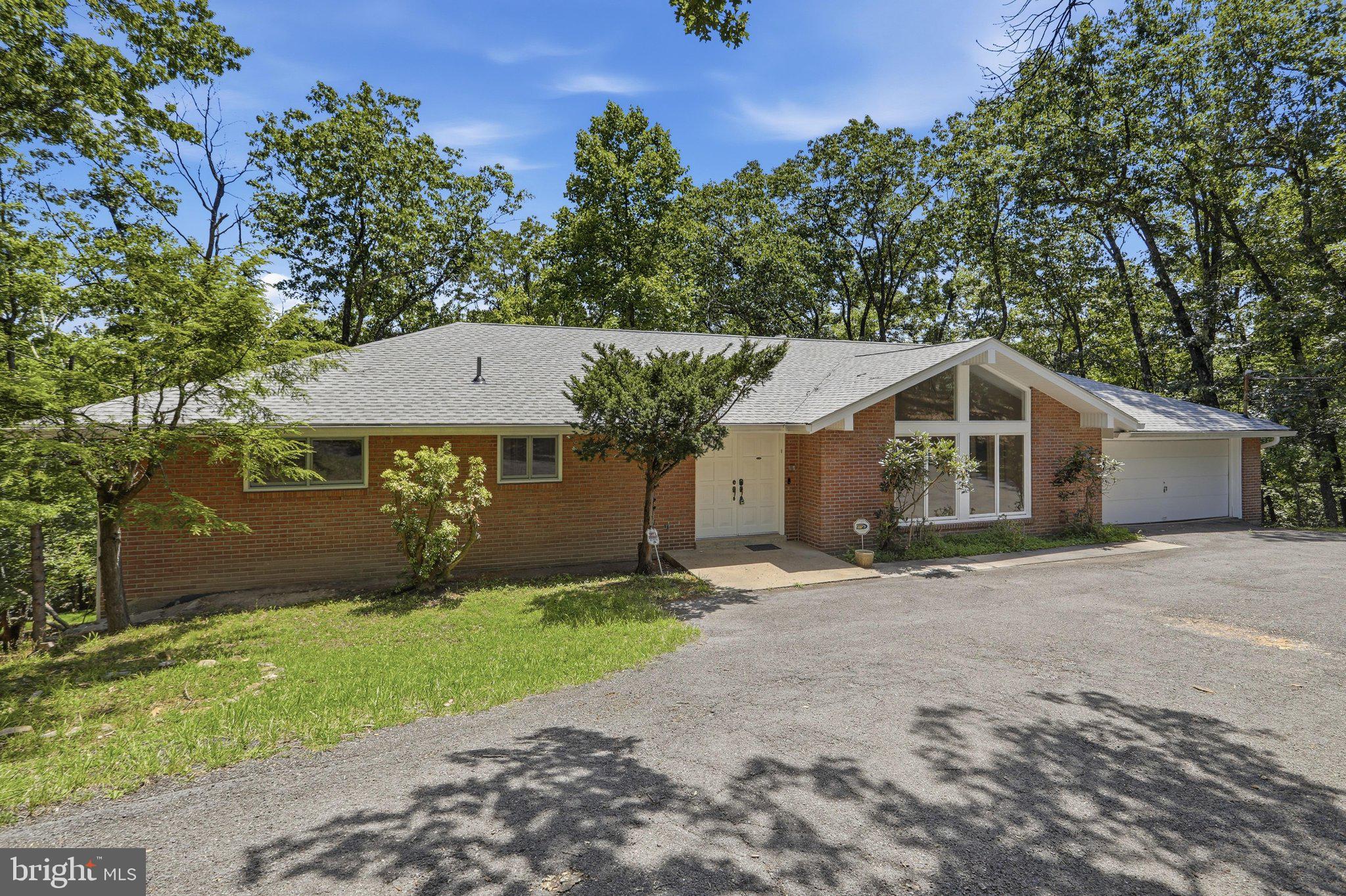 935 DINGLE PARK DRIVE