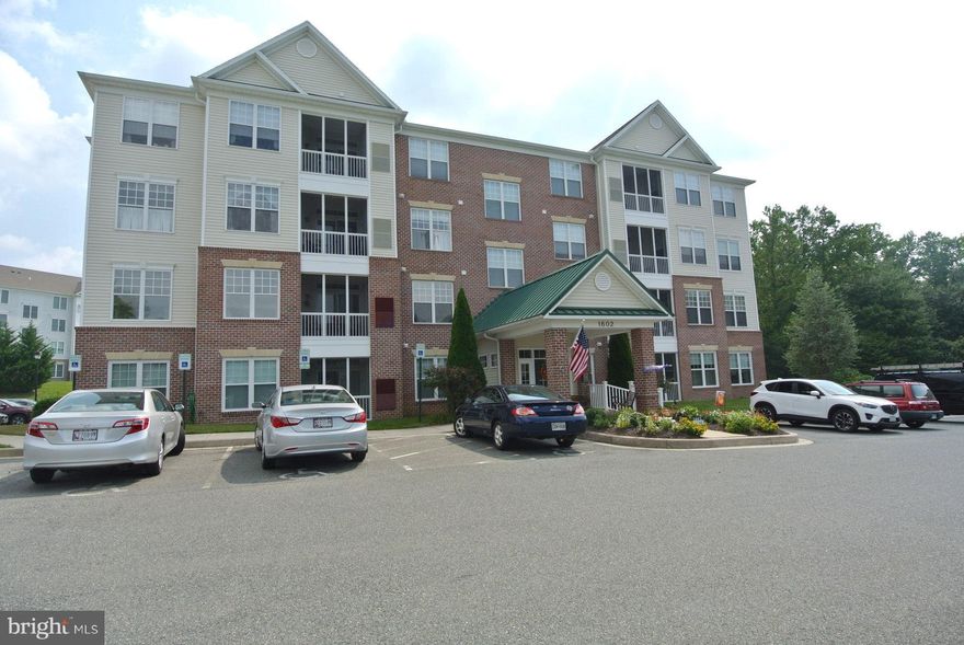 Gorgeous, 2 Bdrm/2 Bath Condo w/Den Loc. in a Secured Bldg w/Elevator Offers an Open Flr Plan w/Spac.Liv.Rm, Sep.Din.Rm & Lrg Eat-In Kit, Generous Size Mstr Suite w/Walk-In Closet & Mstr Bath w/Tub/Shower Combo. The Lrg 2nd Bdrm & Hall Bath w/Walk-In Shower & Spac. Den w/Built-Ins Complete the Space. Lrg Screened-In Balcony, Great BONUS Storage Rm Loc. Directly Outside Unit, Rarely Avail! 55+Comm.