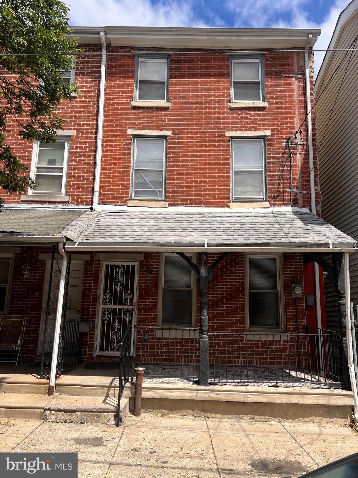 3-story property available, immediately. This property has a Living Room, Dining Room, eat-in Kitchen and 1/2 bath located on the main level. 2 bedrooms and a full bathroom located on the 2nd floor. 2 bedrooms located on level 3 of the property. Nice size backyard. Property being sold strictly "as is." Buyer responsible for all city inspections & certifications.
Owner will provide entry for all showings. Please allow 2-hour notice for all showing requests.