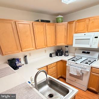 GATEWAY COMMERCE CENTER - Residential Lease