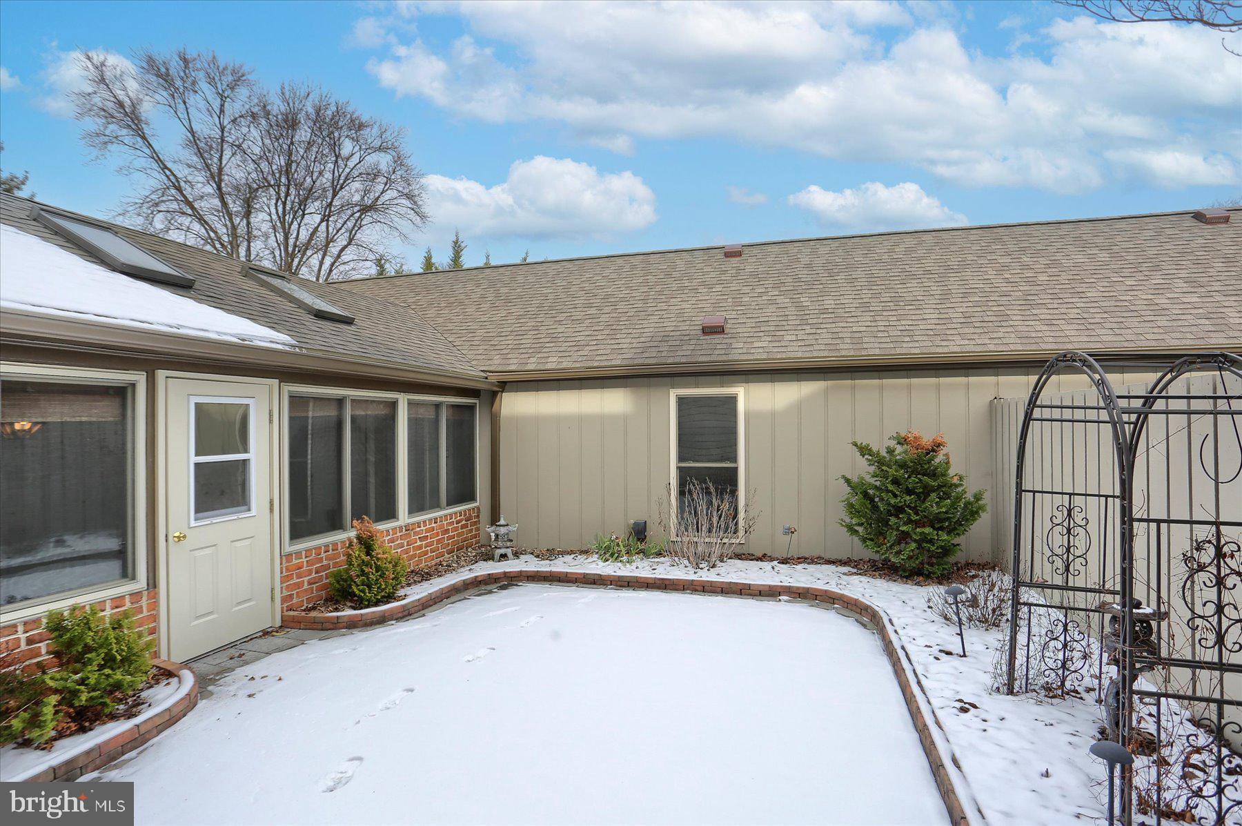 KENSINGTON SQUARE - Residential Lease