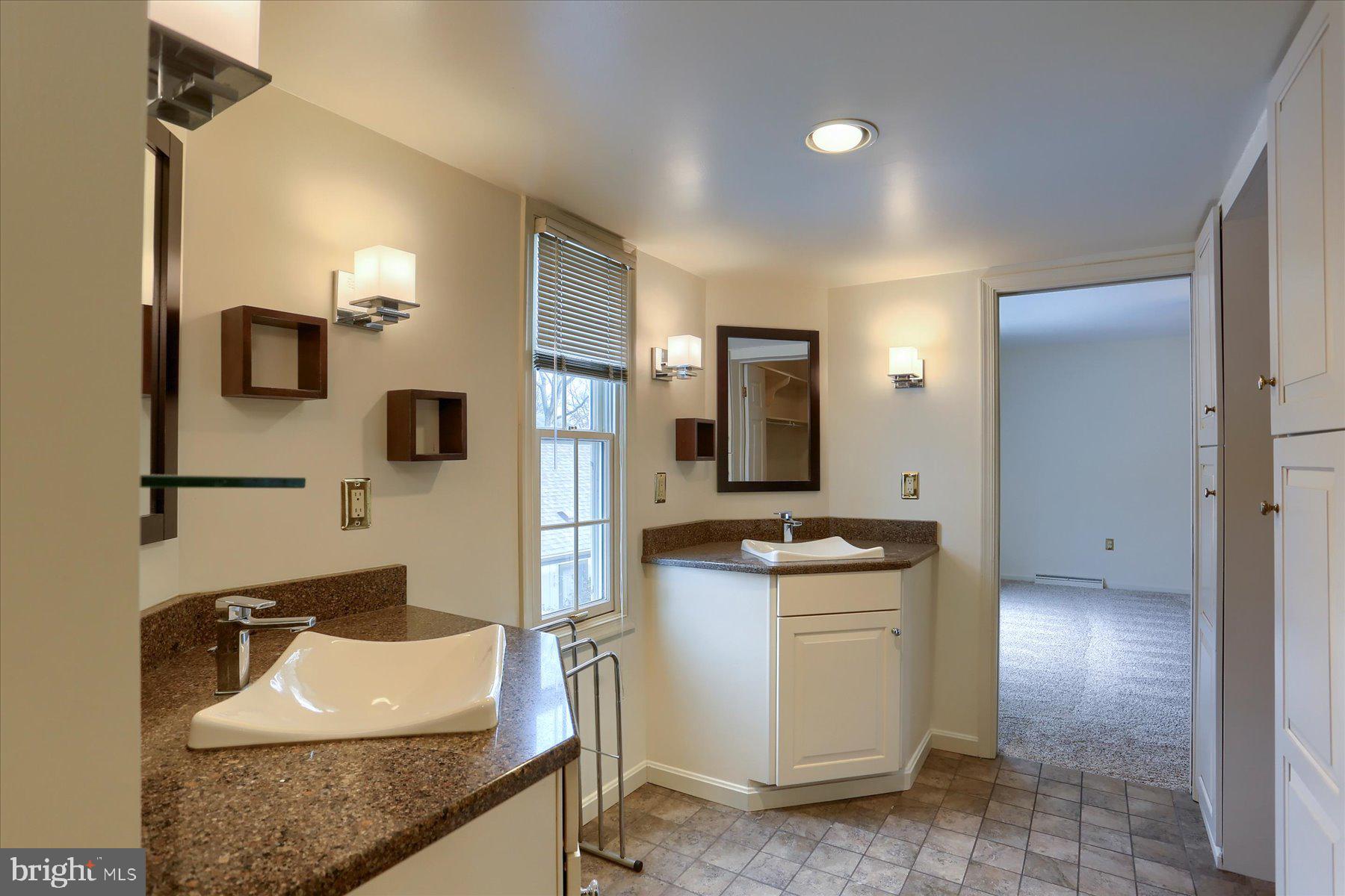 KENSINGTON SQUARE - Residential Lease