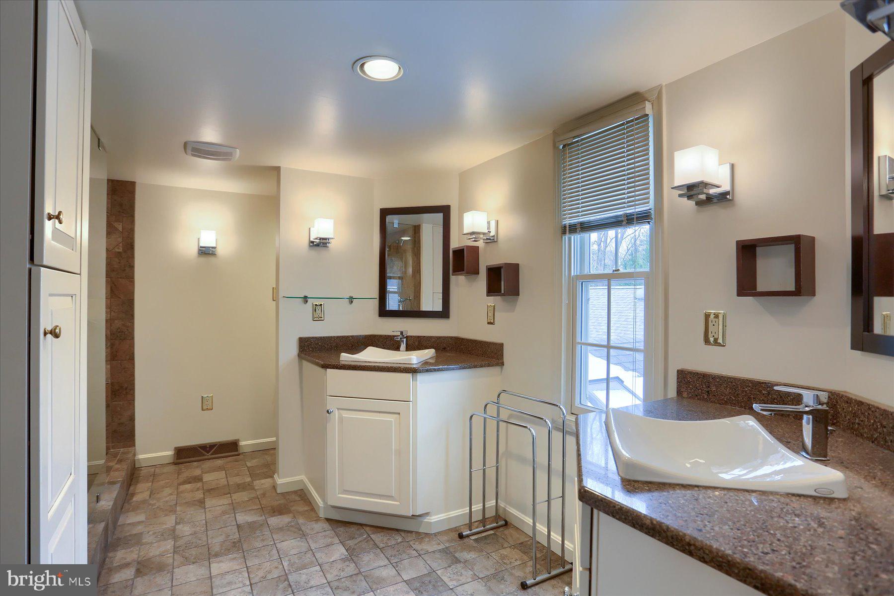 KENSINGTON SQUARE - Residential Lease