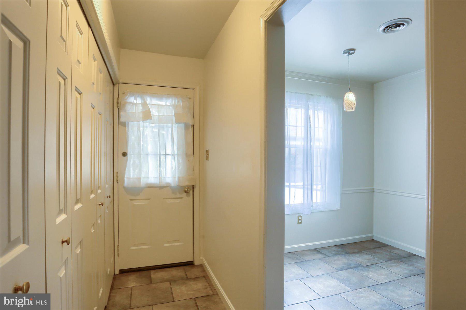 KENSINGTON SQUARE - Residential Lease