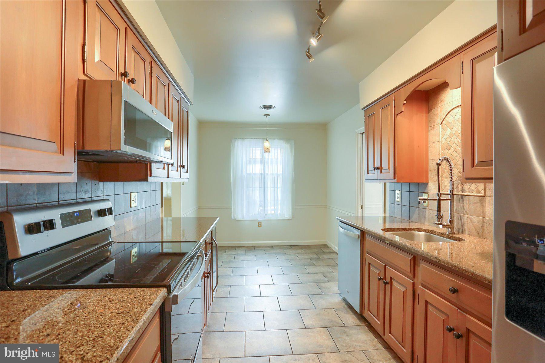 KENSINGTON SQUARE - Residential Lease