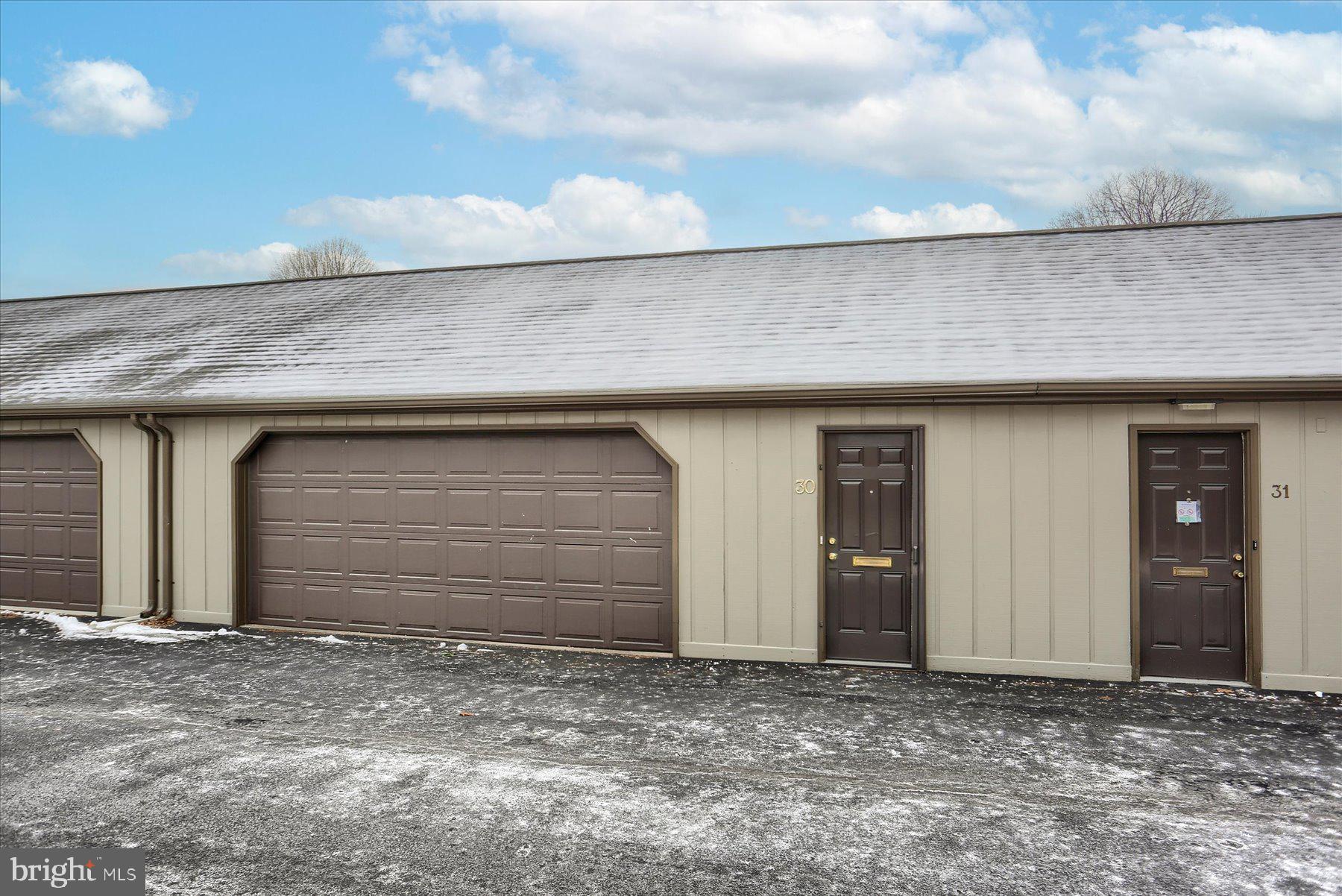 KENSINGTON SQUARE - Residential Lease