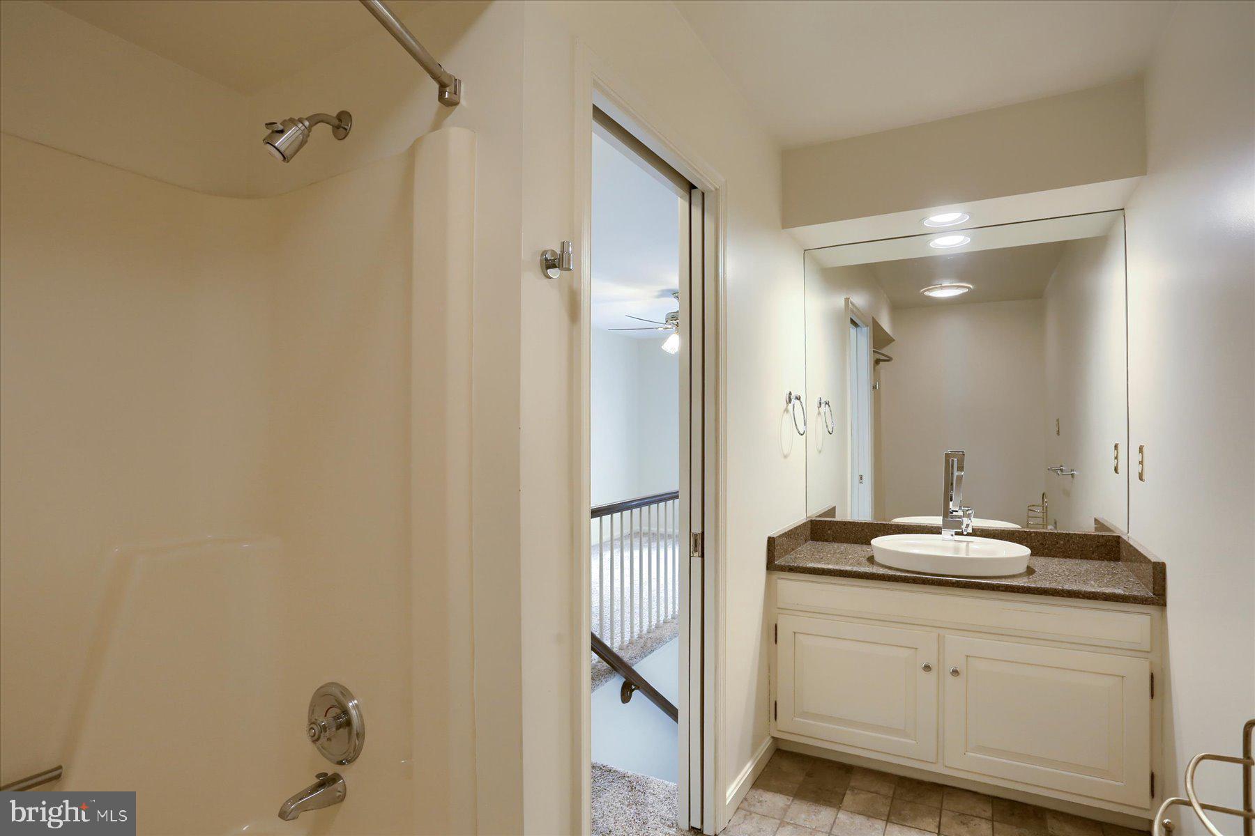 KENSINGTON SQUARE - Residential Lease