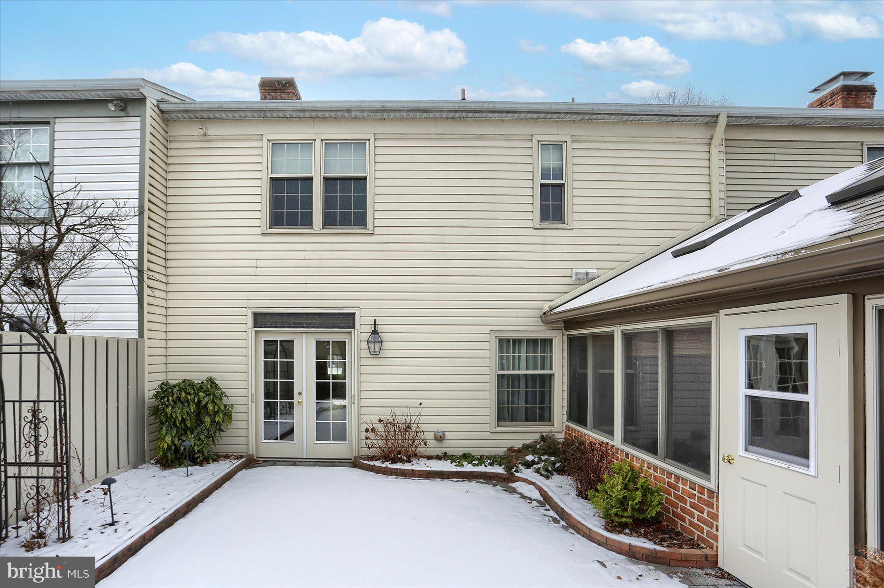 KENSINGTON SQUARE - Residential Lease