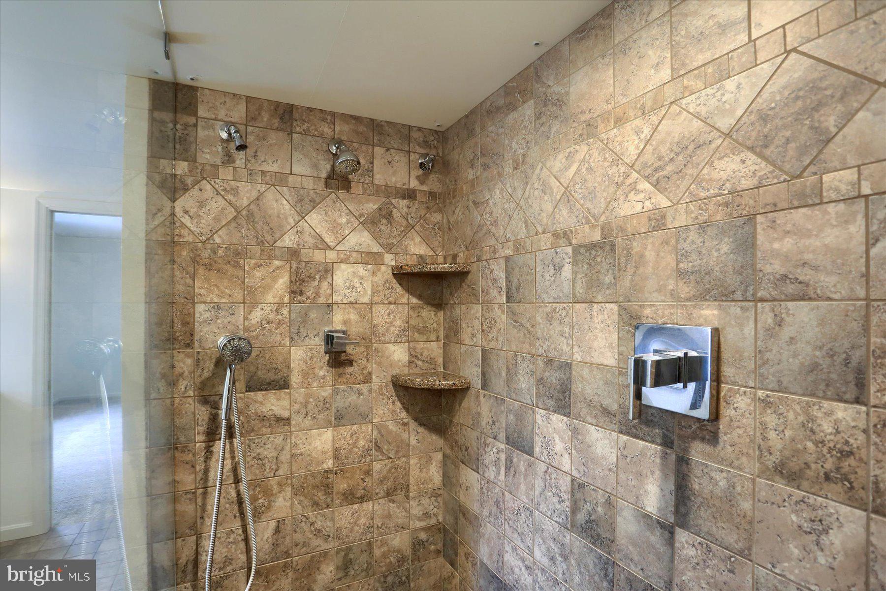 KENSINGTON SQUARE - Residential Lease