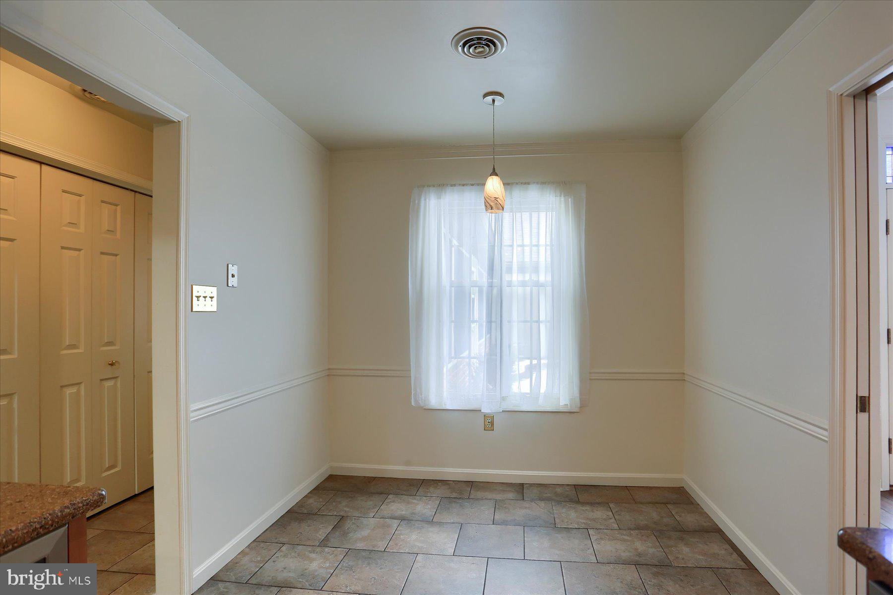 KENSINGTON SQUARE - Residential Lease