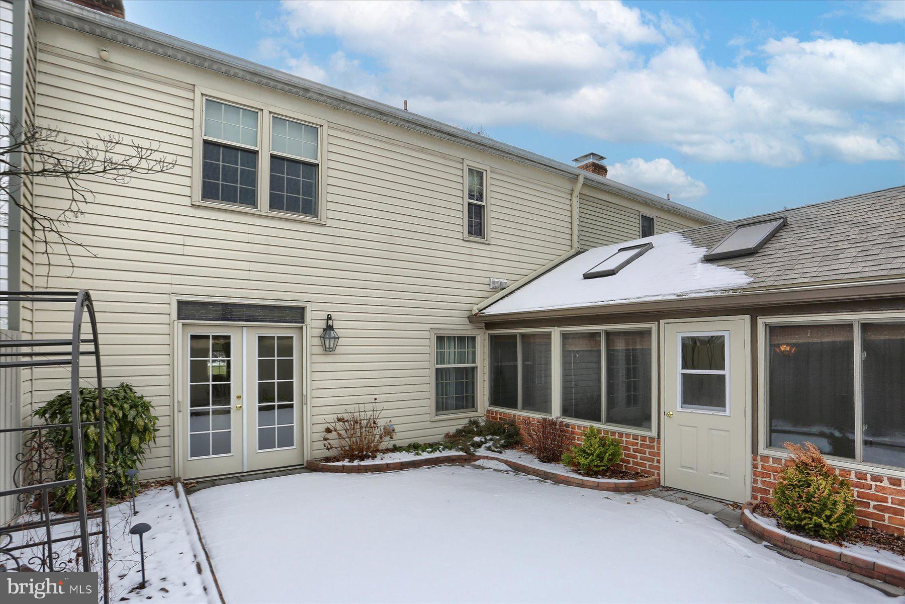 KENSINGTON SQUARE - Residential Lease