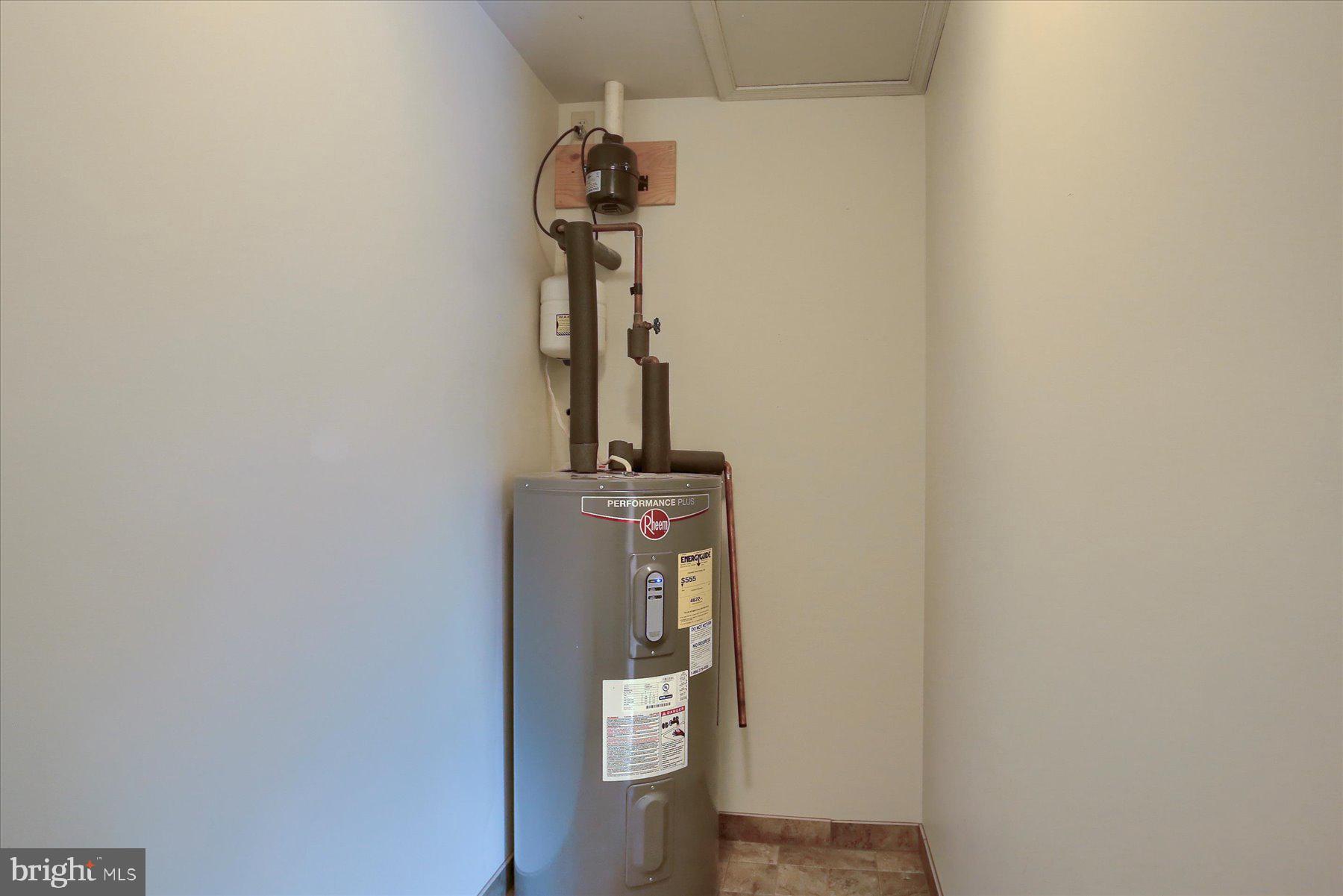 KENSINGTON SQUARE - Residential Lease