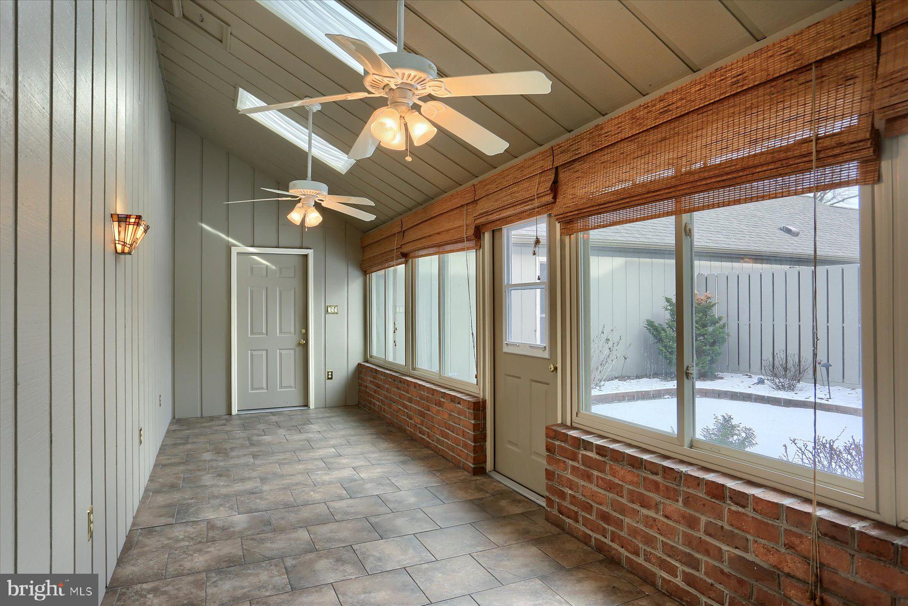 KENSINGTON SQUARE - Residential Lease