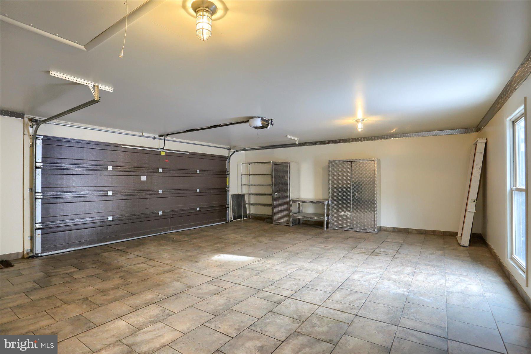 KENSINGTON SQUARE - Residential Lease