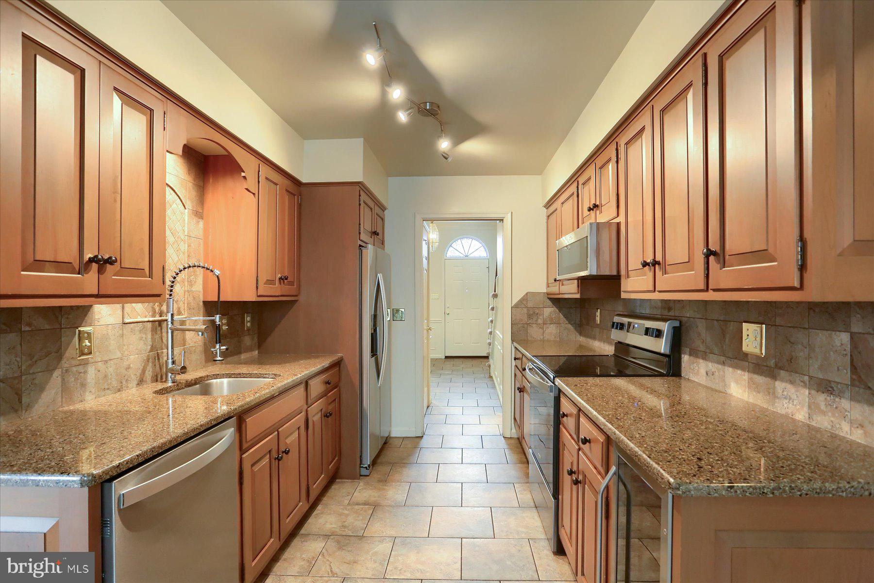 KENSINGTON SQUARE - Residential Lease