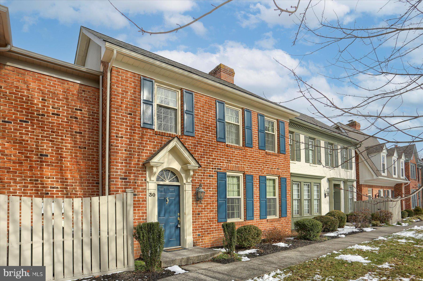 KENSINGTON SQUARE - Residential Lease