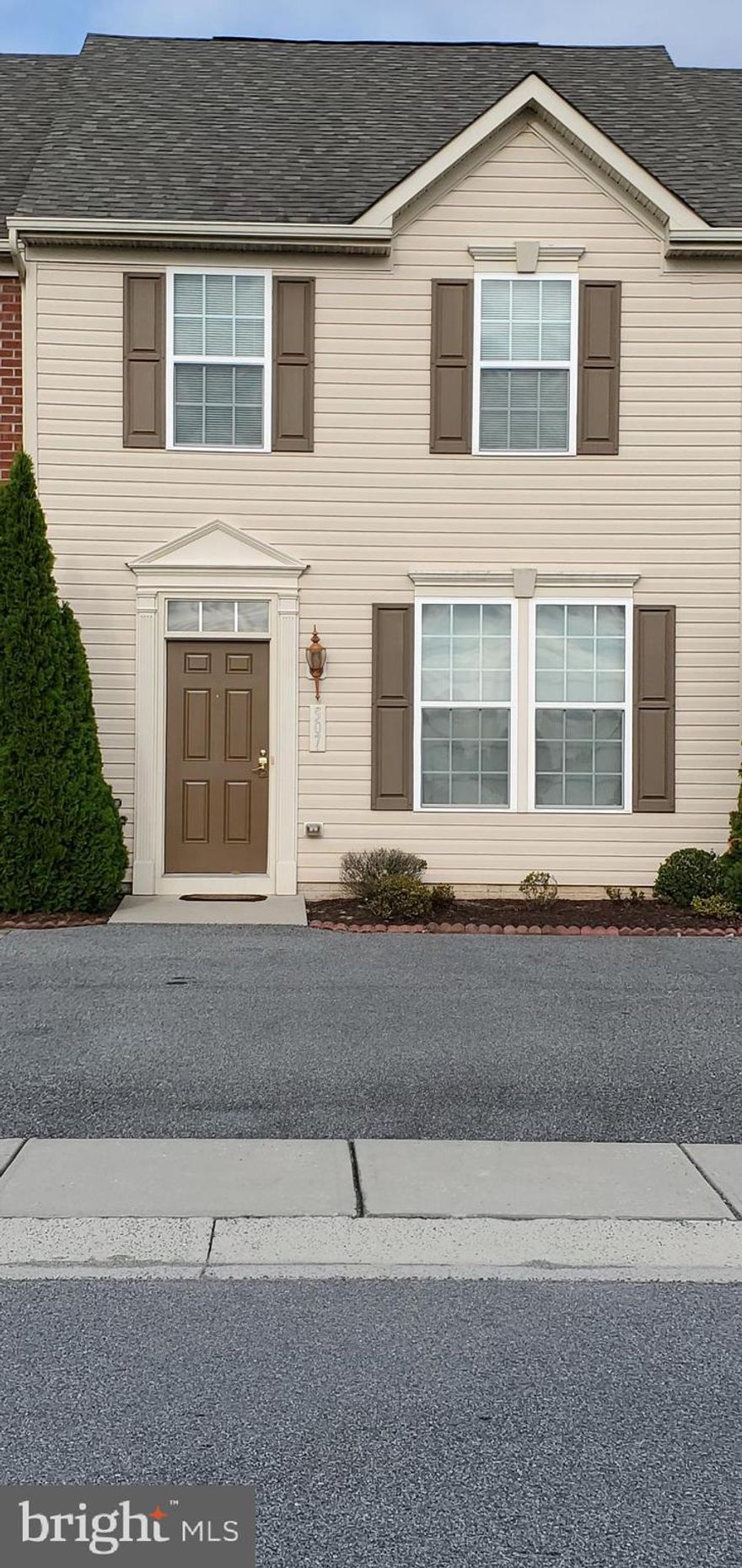 Well maintained like new town home. located in fruitland school district. 2.5 bath rooms cuts down the wait time with multiple people getting ready in the morning. large living room. Spacious kitchen area with island. lots of counter space for food prep and cooking. Master on suite and walk in closet. This Unit is wonderful... come see it today