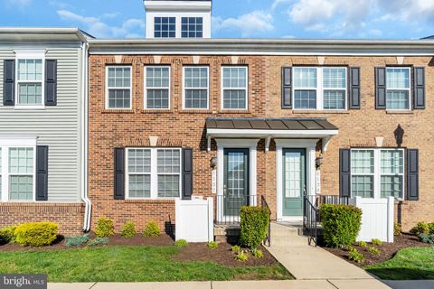 Photo of 6137 Camerons Ferry Drive, HAYMARKET, VA 20169 (MLS # VAPW2116930)