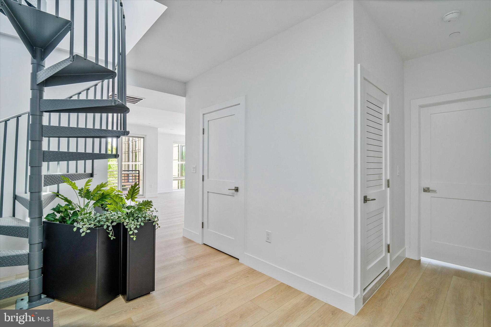228 GLEBE ROAD W 301