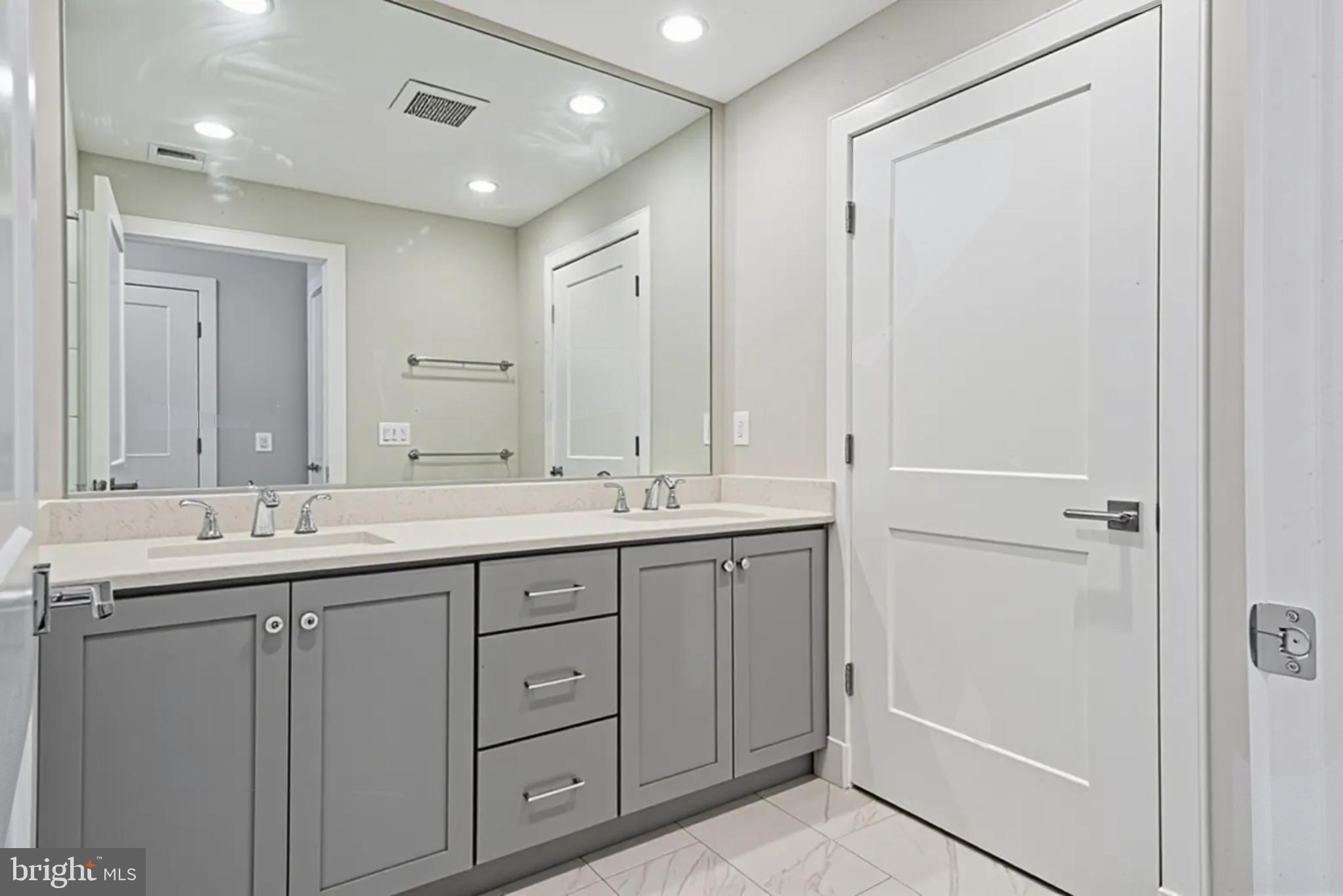 THE TOWNES AT GROSVENOR PLACE - Residential