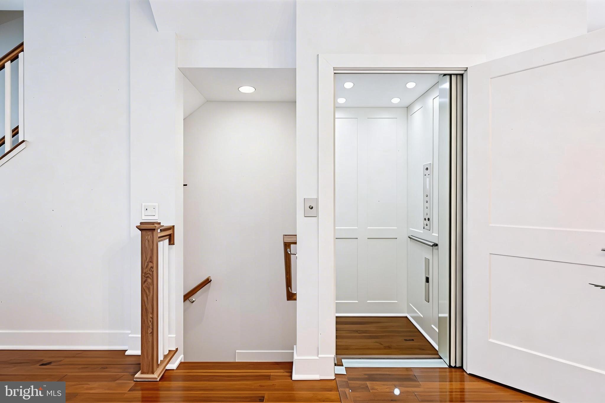 THE TOWNES AT GROSVENOR PLACE - Residential