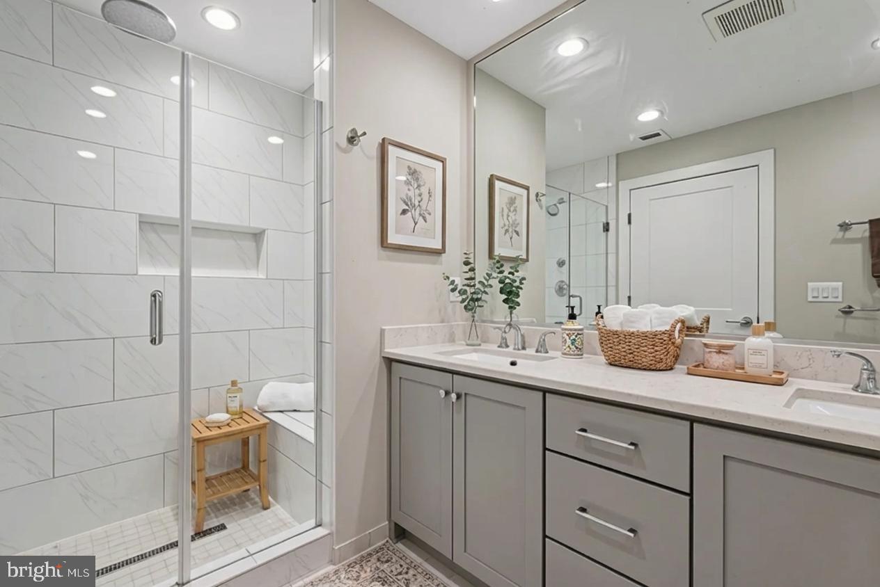 THE TOWNES AT GROSVENOR PLACE - Residential