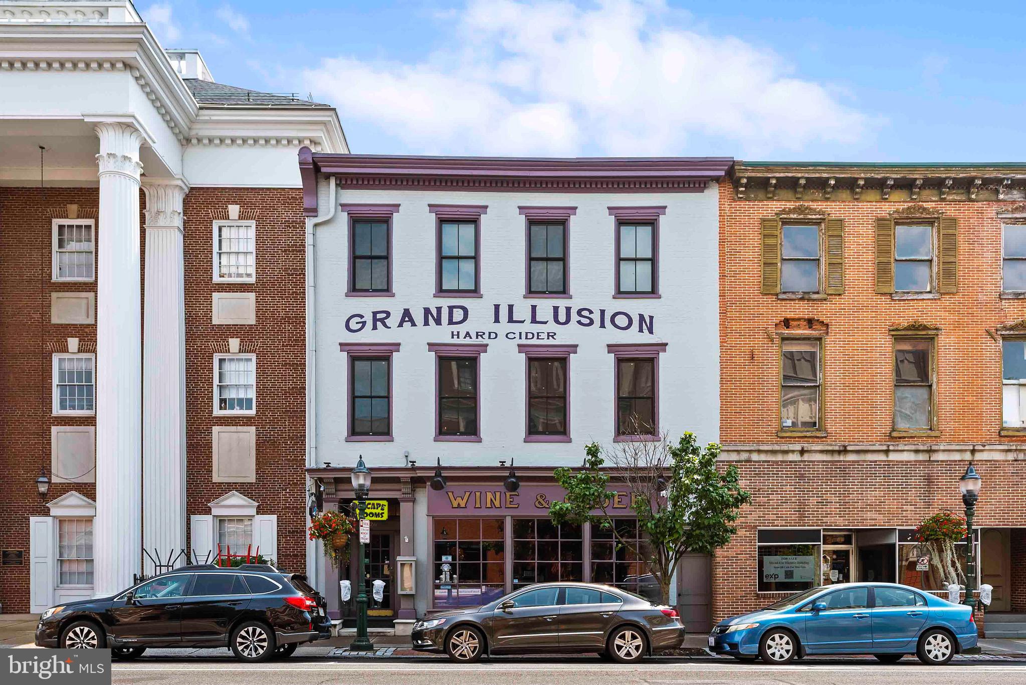 Main image without alt text