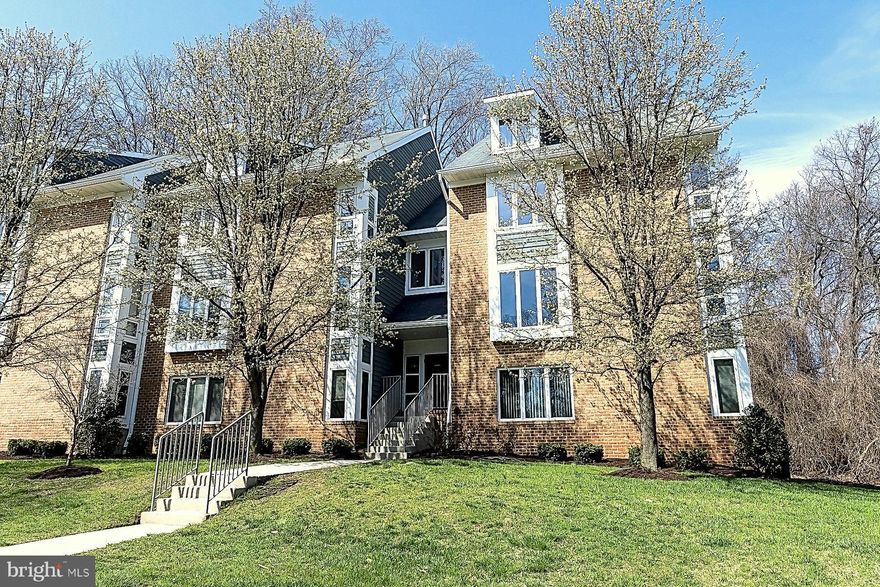 MOVE IN READY 2BR/2BATH CONDO IN SOUGHT AFTER FAIRWAYS AT BAY HILLS GOLF CLUB*LOCATION,LOCATION,LOCATION (TOP RATED SCHOOLS)*OPEN FLOOR PLANS W/LOTS OF NATURAL LIGHT*FRESH PAINT/CARPET*GAS FIREPLACE*PRIVATE BALCONY W/WOODED VIEWS*POOL & GOLF MEMBERSHIPS AVAIL*CONDO FEE INCLUDES GAS,WATER/SEWER*EASY COMMUTE TO BALT/BWI/FT.MEADE/NSA/DC*OPEN HOUSE 4/27/14- 1-3PM