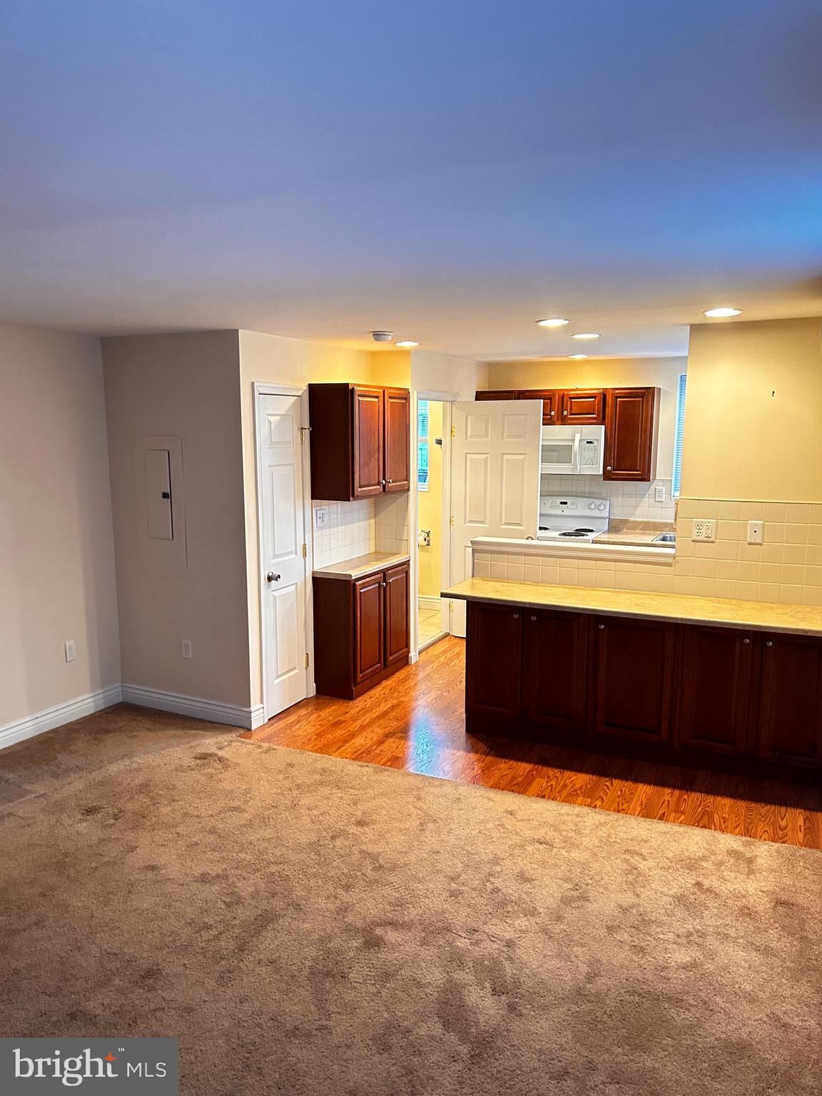 GARFIELD SQUARE - Residential Lease