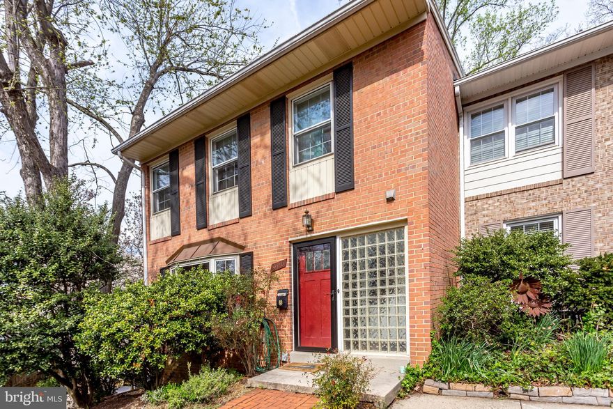 Spacious 3 level, end-unit Townhouse with large back deck and overlooking patios! Fully renovated 4 years ago - new kitchen/appliances at that time. Large sized master BR with one walk-in closet and 2nd large closet. Two (2) two good sized BRs with large closets. 3.5 BAs total with full BA on lower floor with rec room and laundry room (wash/dryer). Storage room on rec room level provides room to store large items and/or have a 2nd refrigerator. Schools: Barcroft (elementary), Kenmore (middle), Wakefield (HS). Bus transportation walk-able to corner of Columbia Pike/George Mason Dr.