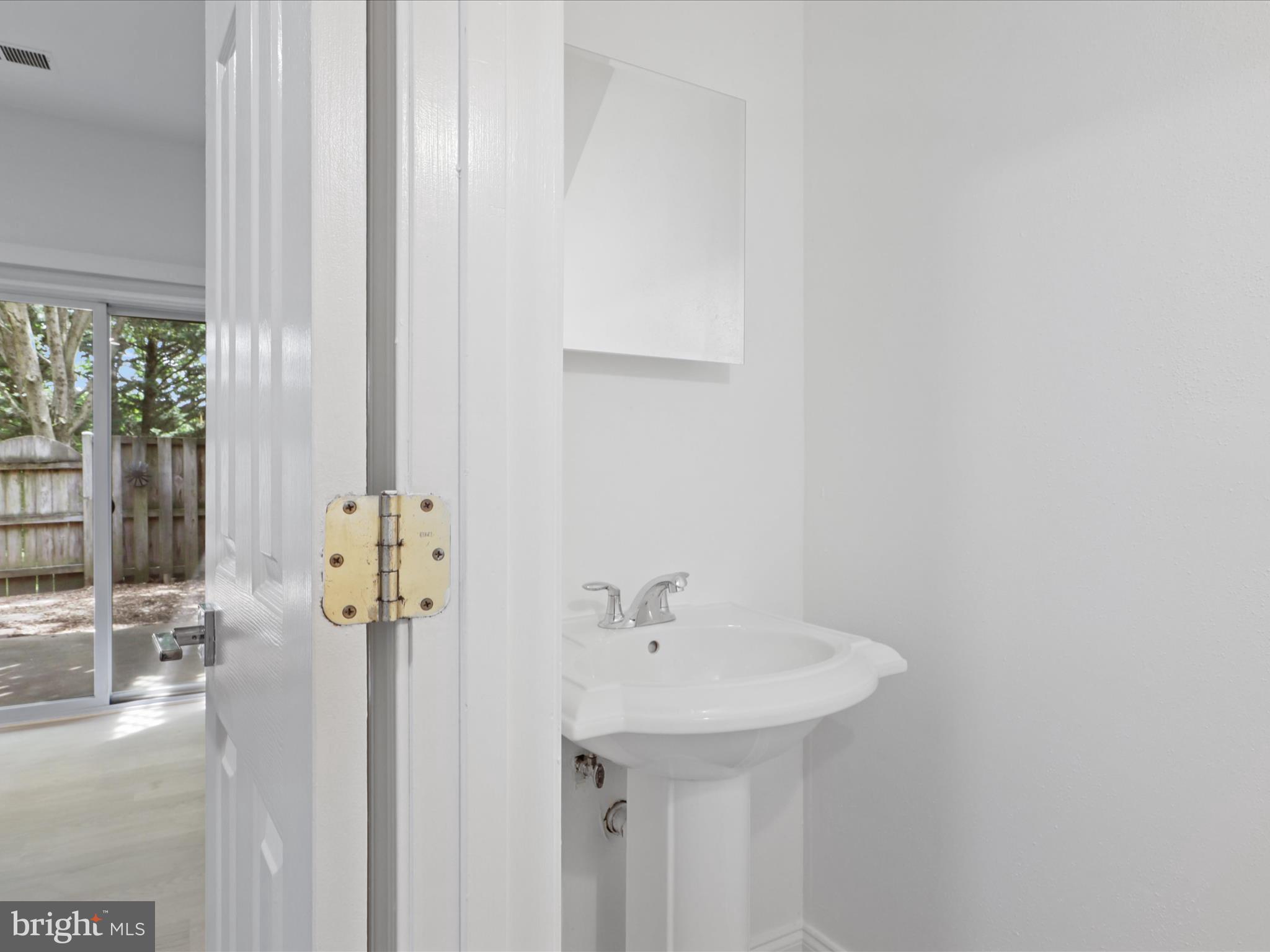 LINCOLNIA MEWS - Residential Lease