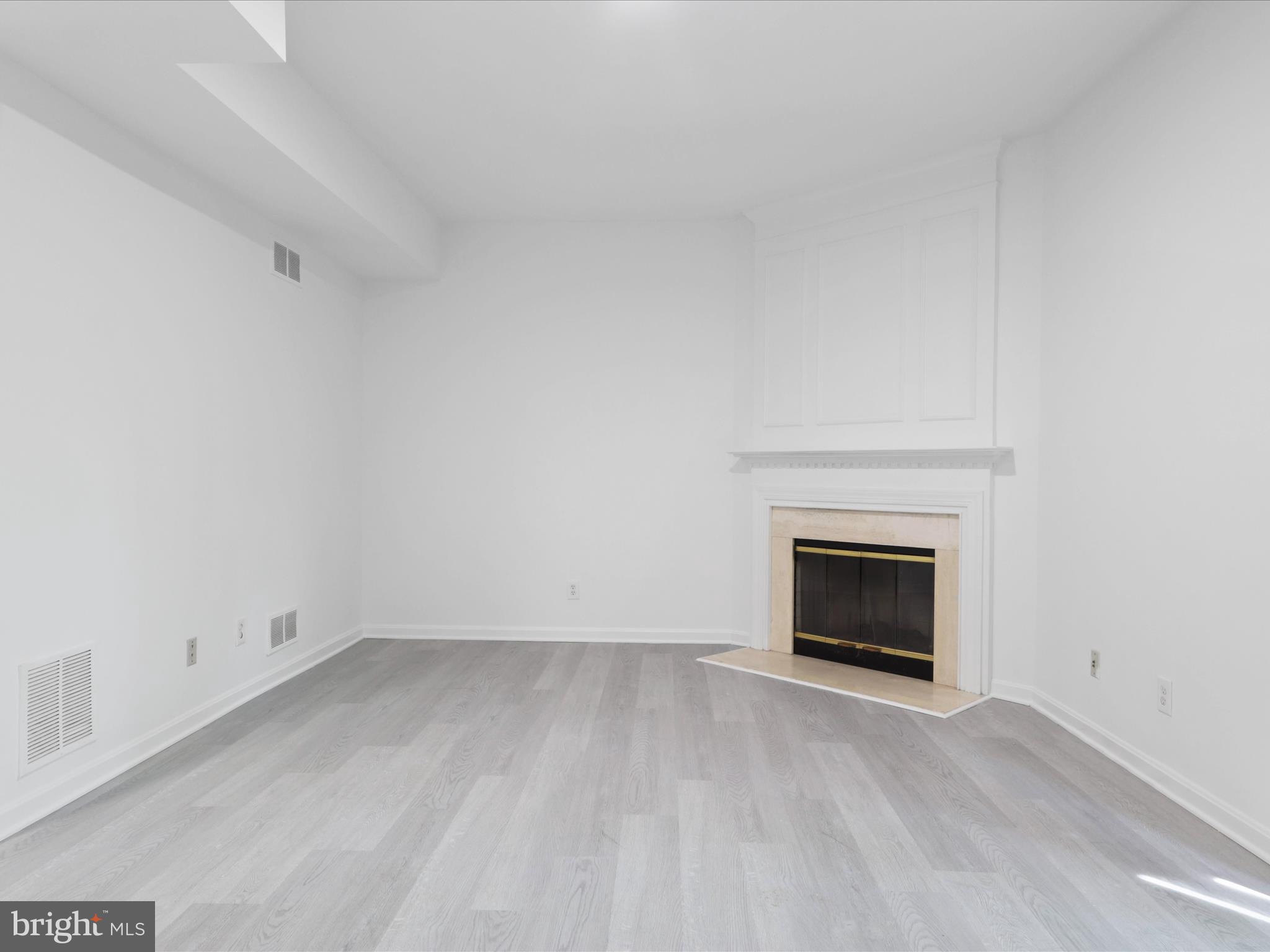 LINCOLNIA MEWS - Residential Lease