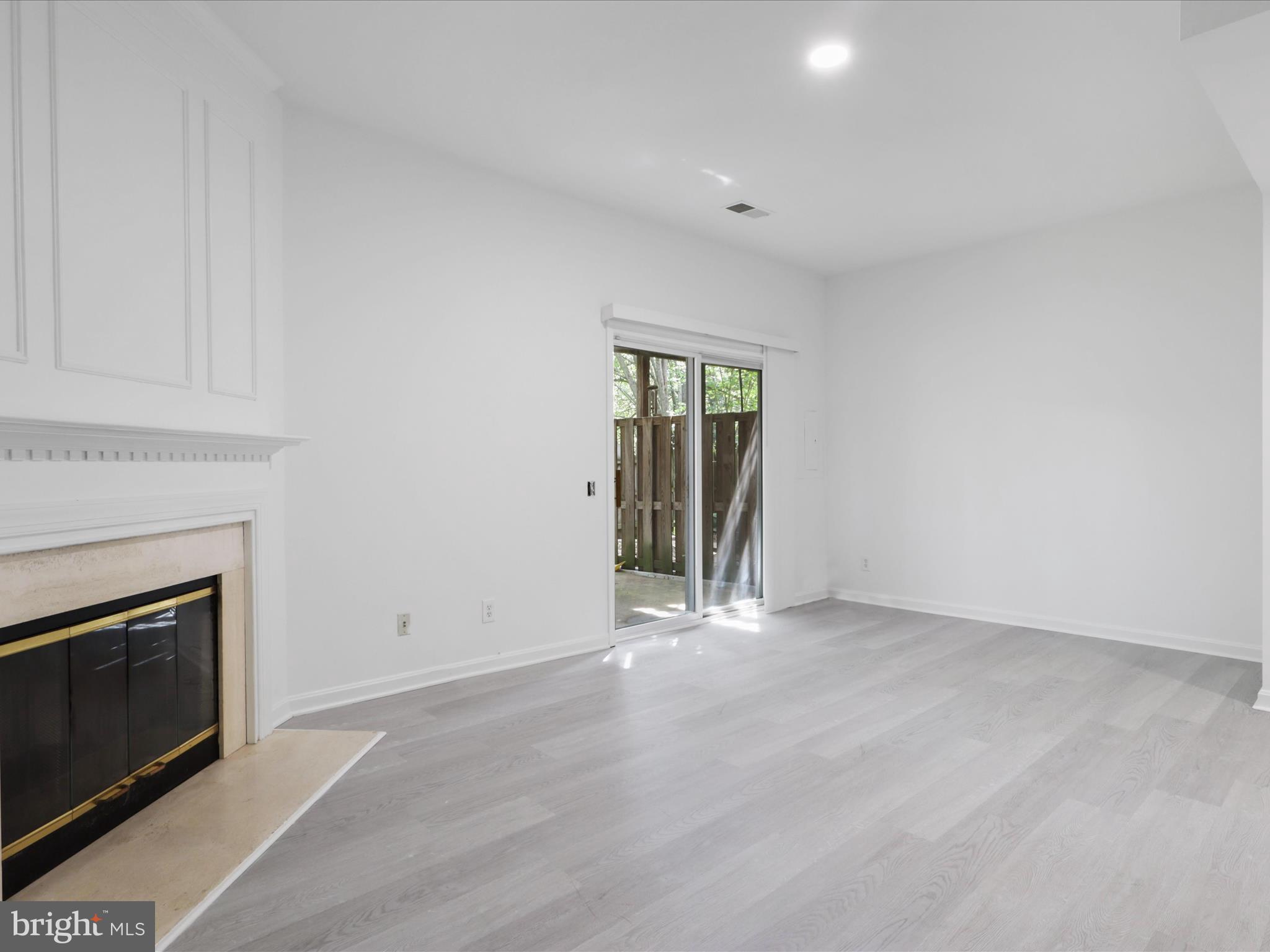 LINCOLNIA MEWS - Residential Lease