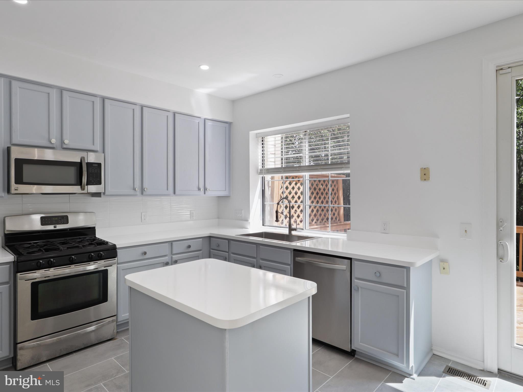 LINCOLNIA MEWS - Residential Lease