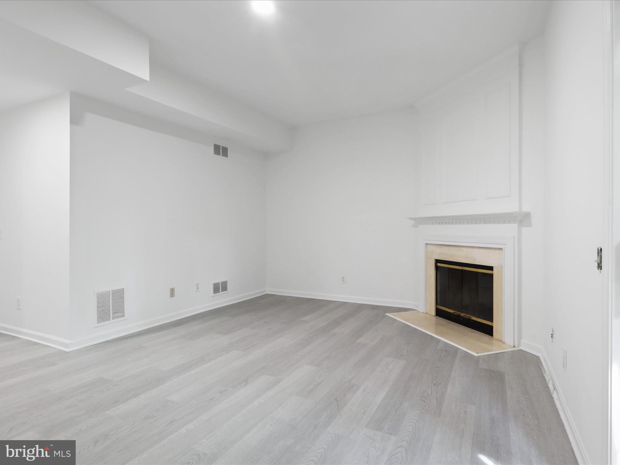 LINCOLNIA MEWS - Residential Lease