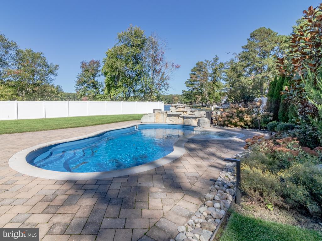 EDGEWATER ESTATES - Residential