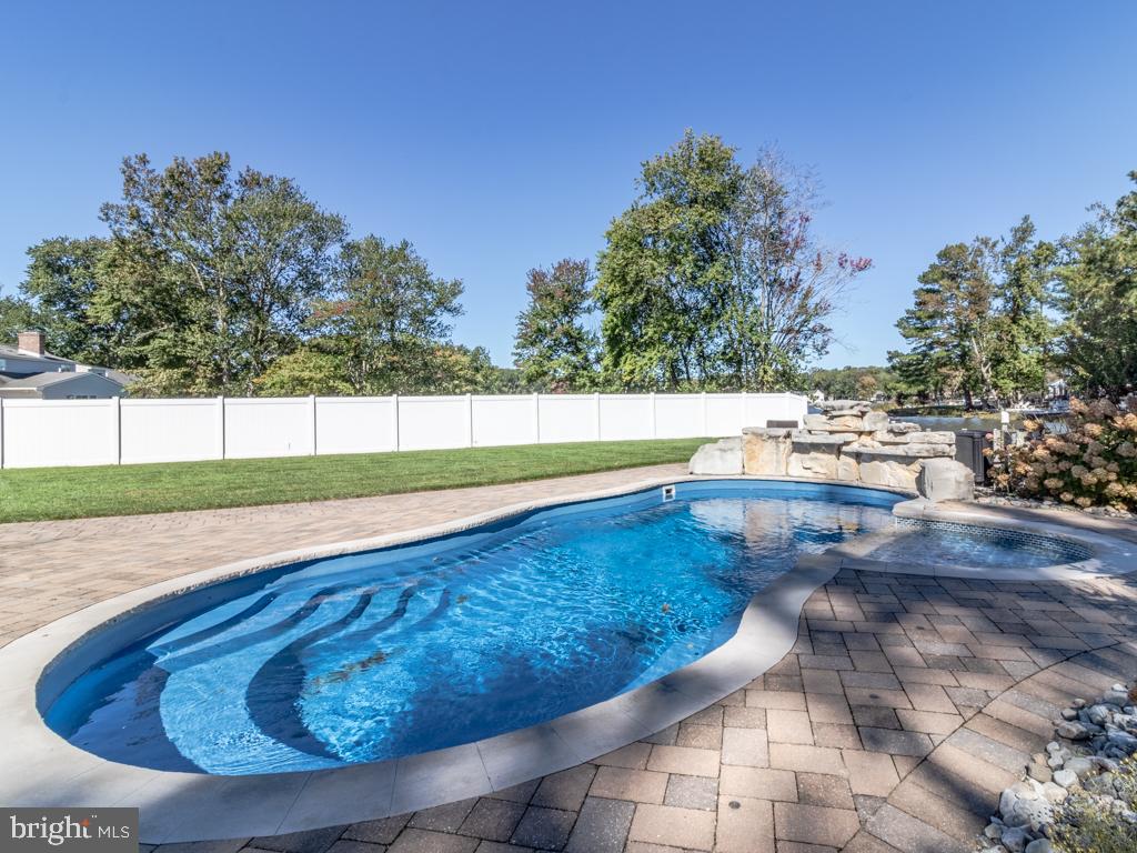 EDGEWATER ESTATES - Residential