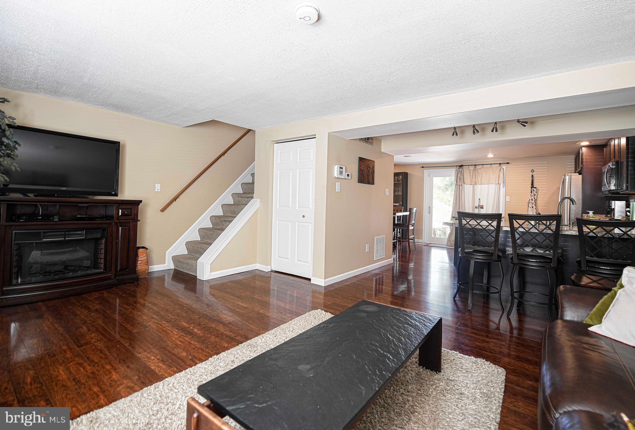 SEVEN COURTS - Residential