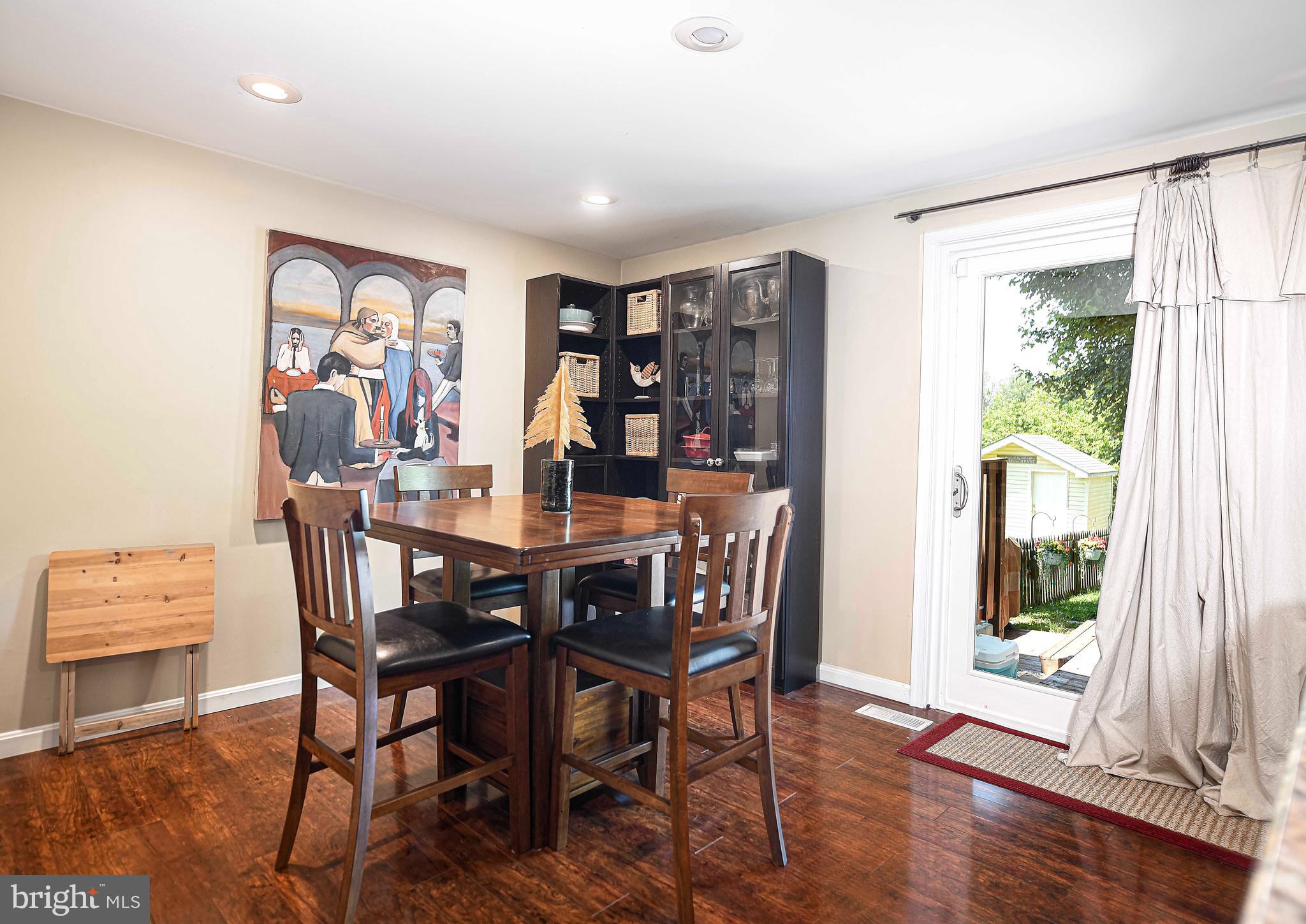 SEVEN COURTS - Residential