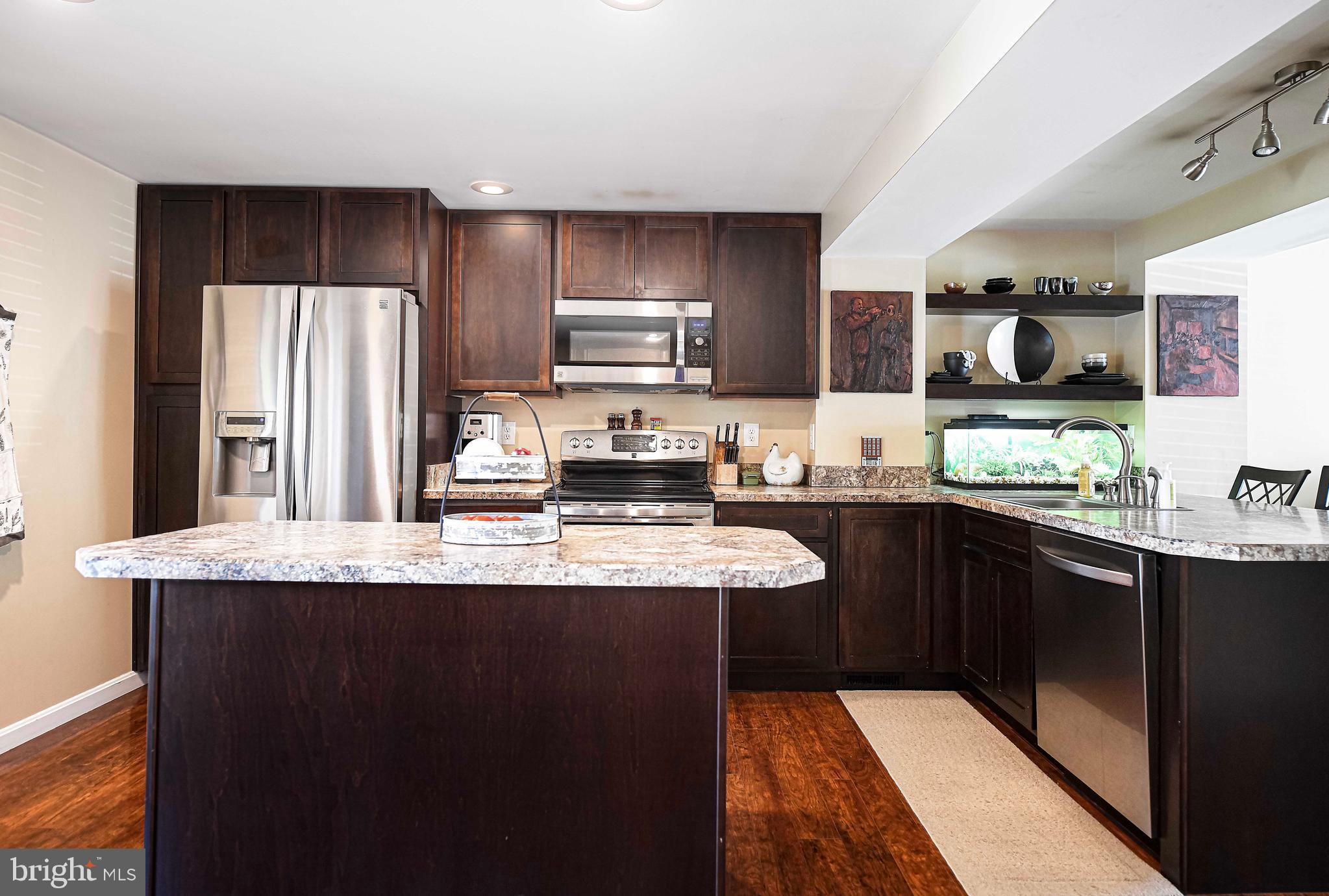 SEVEN COURTS - Residential