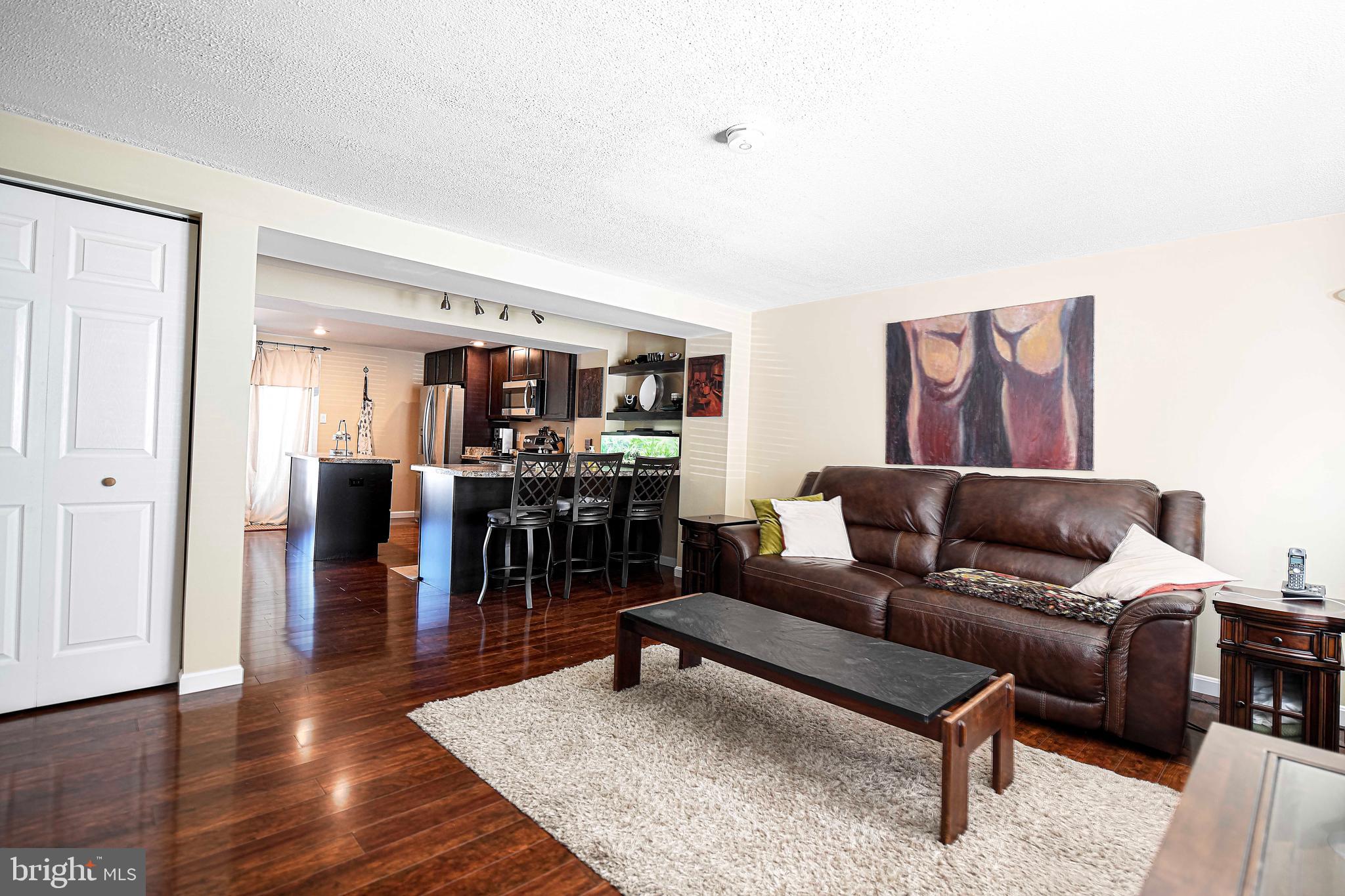 SEVEN COURTS - Residential