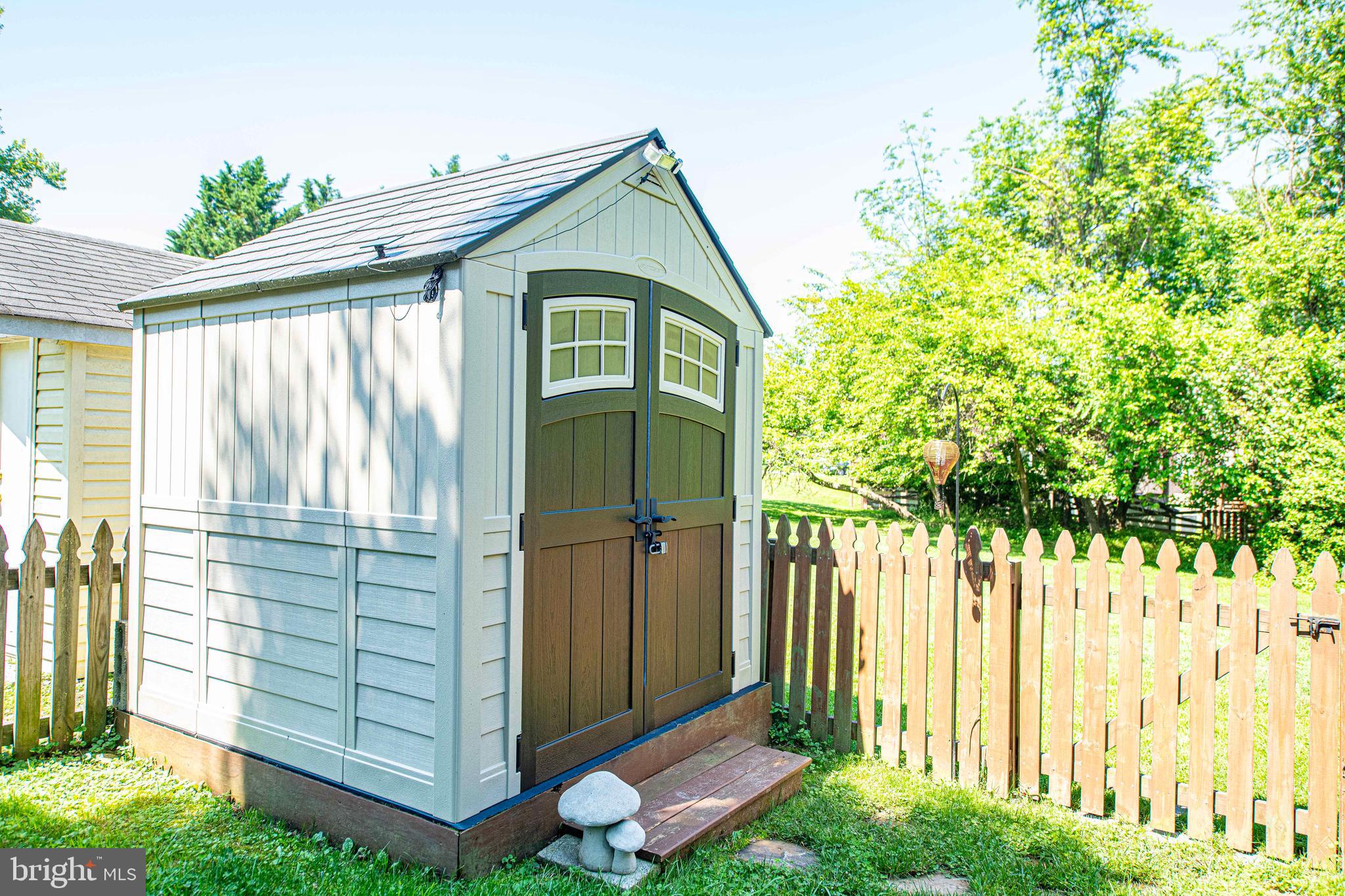 SEVEN COURTS - Residential