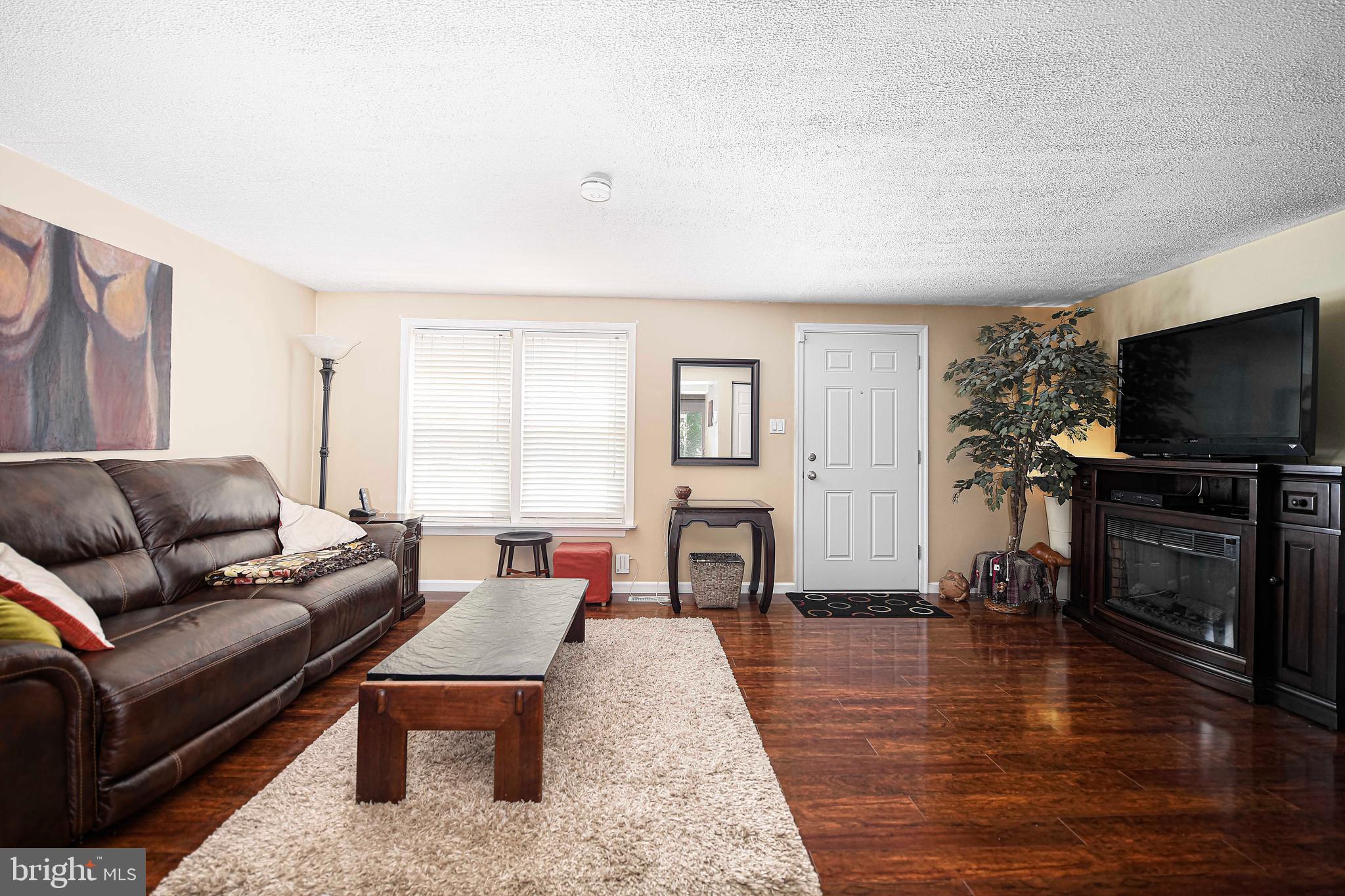 SEVEN COURTS - Residential