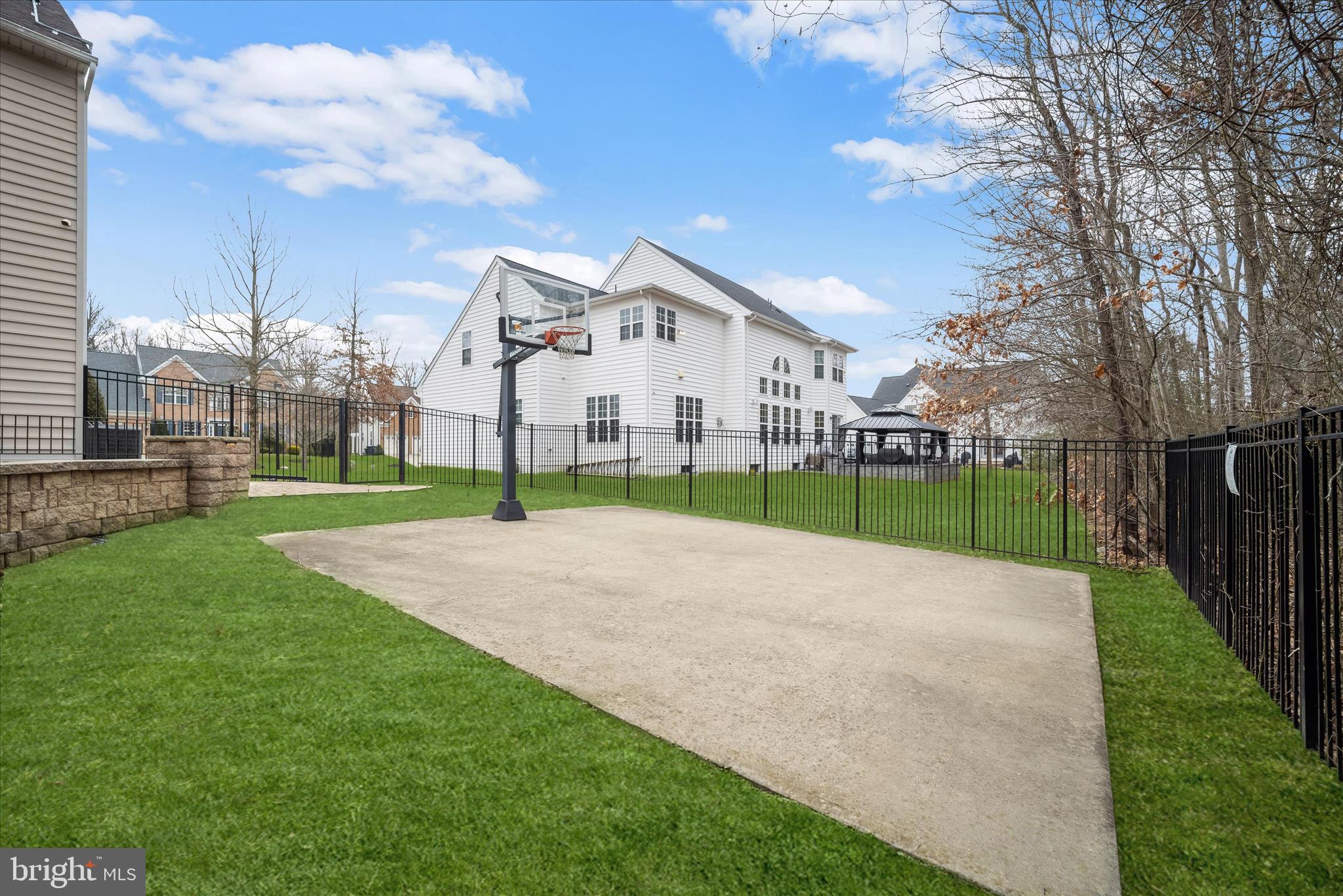 SAVANNAH VILLAGE - Residential