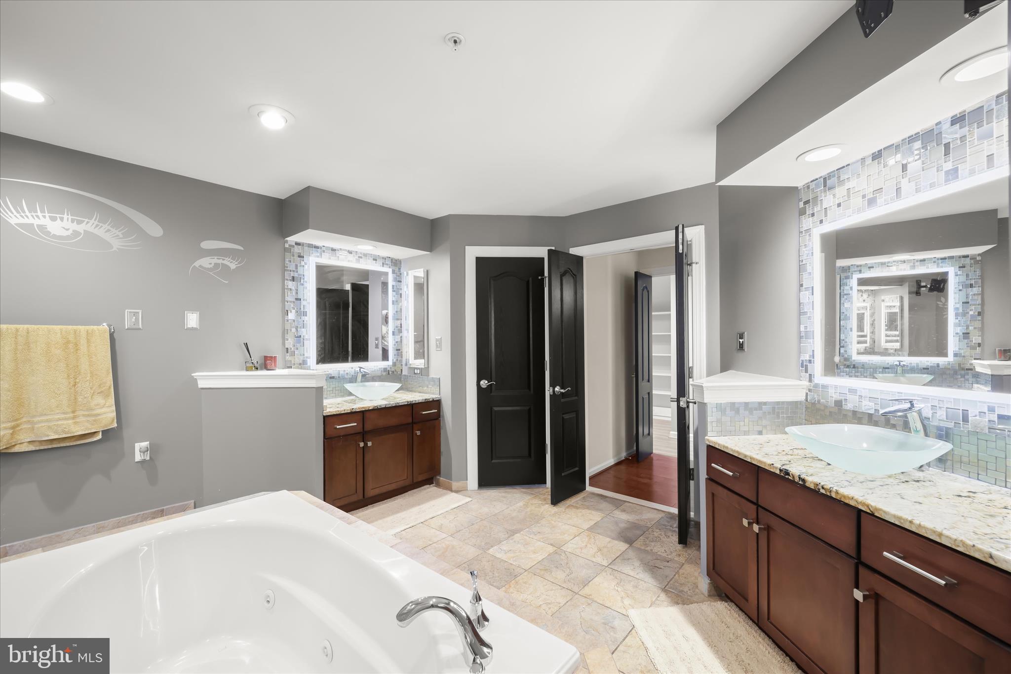 SAVANNAH VILLAGE - Residential