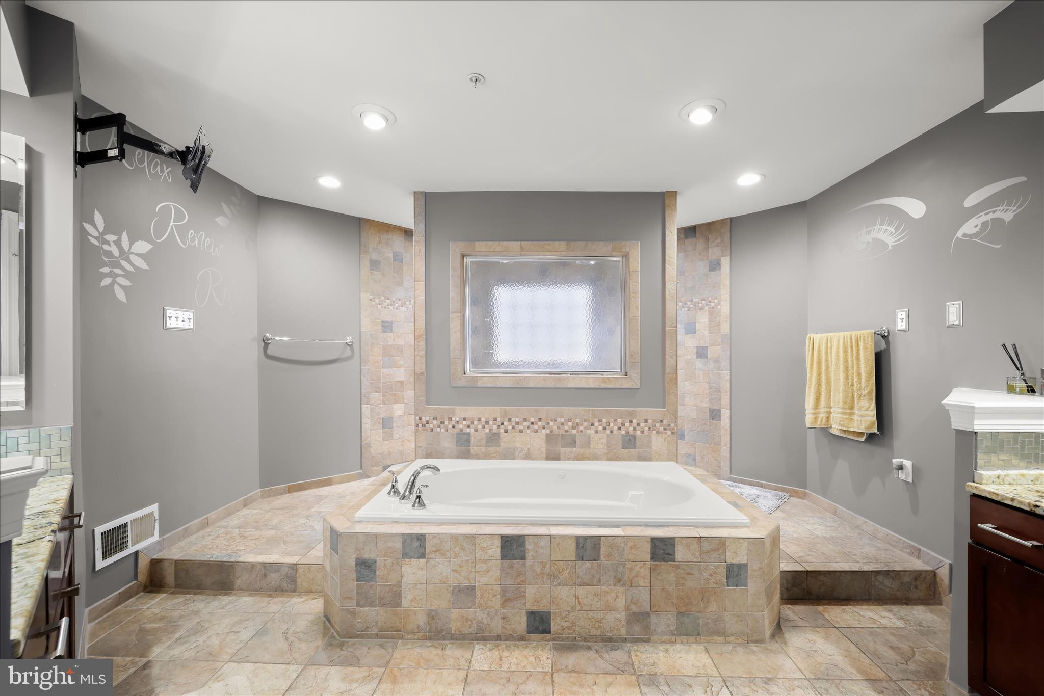 SAVANNAH VILLAGE - Residential