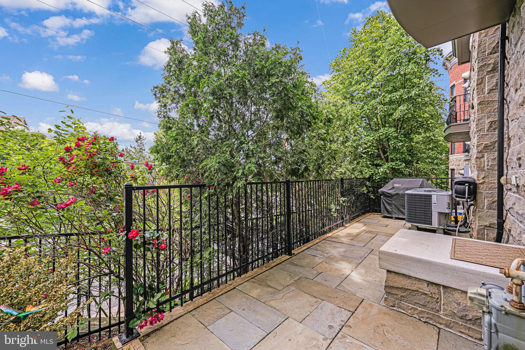 LYON VILLAGE - Residential